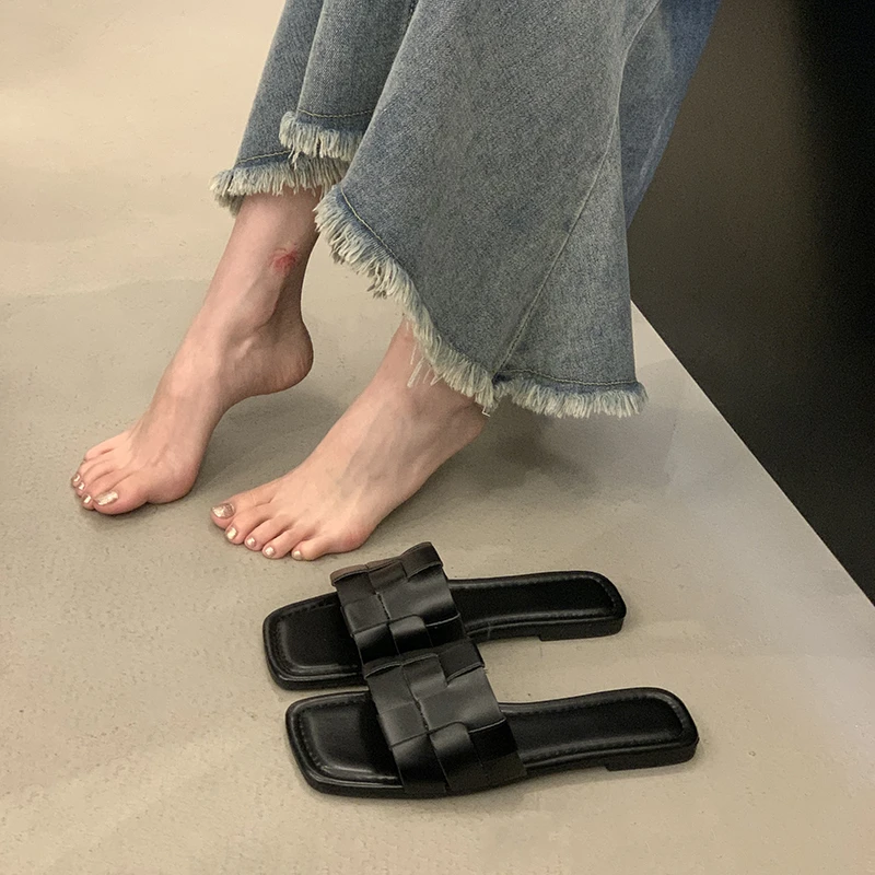 Kadın Marka Terlik 2023 Yaz Slaytlar Moda Patent Deri Burnu açık Düz rahat ayakkabılar Sandalet Plaj Flip Flop Boyutu 42